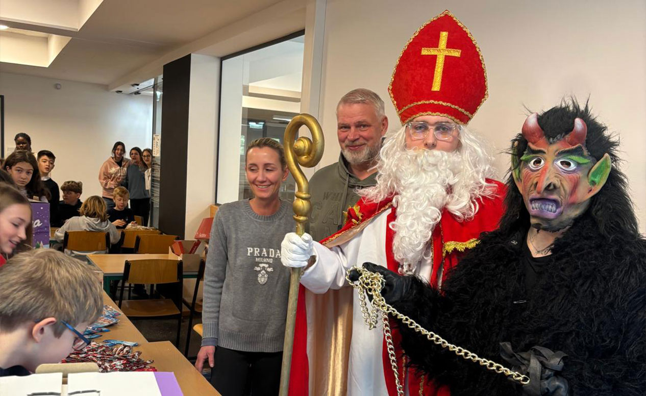 Besuch vom Nikolo im Gymnasium